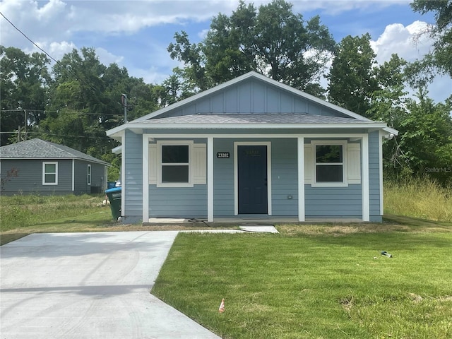 23202 NW 178th Pl, High Springs, FL 32643 - bungalow with a porch, a front yard, board and batten siding, and roof with shingles