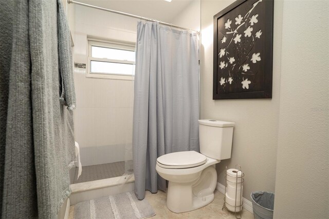 18101 Boy Scout Rd, Odessa, FL 33556 - bathroom featuring toilet, a shower with shower curtain, and baseboards