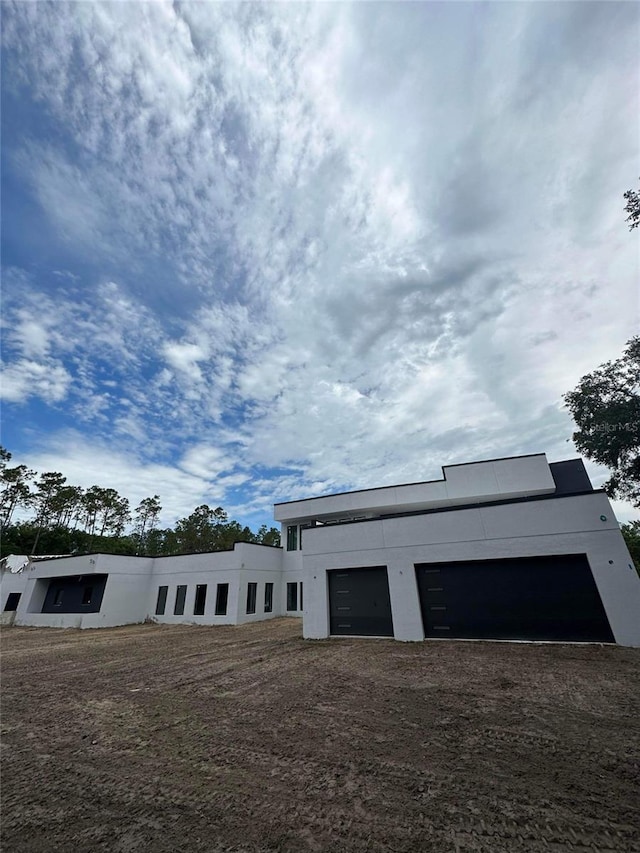 2518 Sunset Ln, Lutz, FL 33559 - garage with dirt driveway