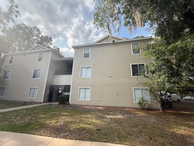 3800 SW 20th Ave Unit 611, Gainesville, FL 32607 - rear view of property with a yard