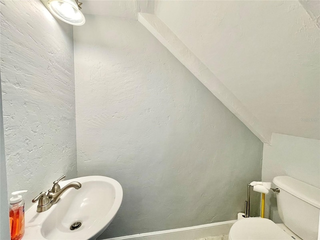 5510 NW 80th Ave, Gainesville, FL 32653 - half bathroom featuring a sink, toilet, and lofted ceiling