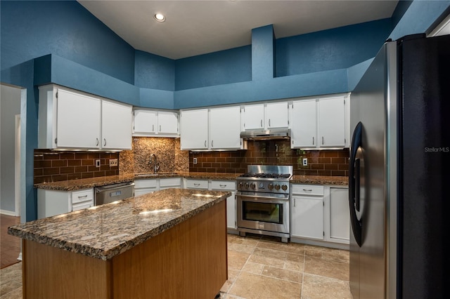 6425 NW 97th Ct, Gainesville, FL 32653 - kitchen with appliances with stainless steel finishes, a sink, decorative backsplash, white cabinetry, and a towering ceiling