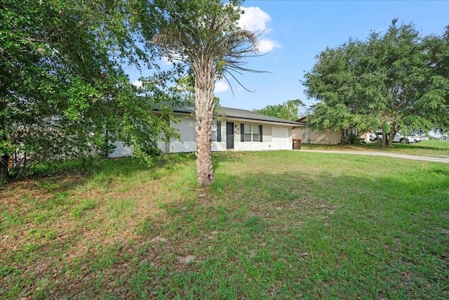 24 Sapphire Way, Ocala, FL 34472 - view of front of property featuring an attached garage and a front yard