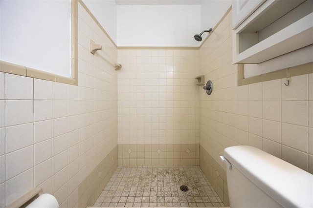 1404 NW 10th Ave, Gainesville, FL 32605 - bathroom featuring tile walls and tiled shower