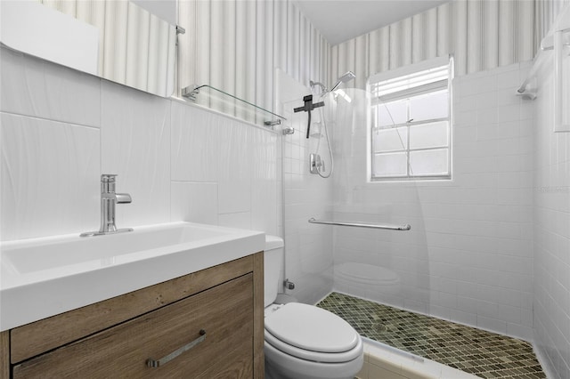 2809 SW 81st St, Gainesville, FL 32608 - bathroom with a tile shower, vanity, and wallpapered walls