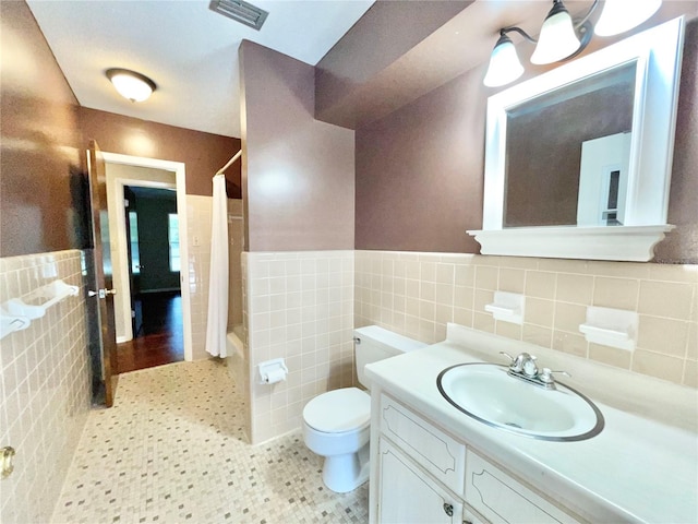 2268 NW 17th Ave, Gainesville, FL 32605 - full bathroom featuring tile walls, vanity, and wainscoting