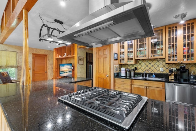 174 SW Meridian Ct, Fort White, FL 32038 - kitchen with range hood, stainless steel appliances, a spacious island, backsplash, and glass insert cabinets