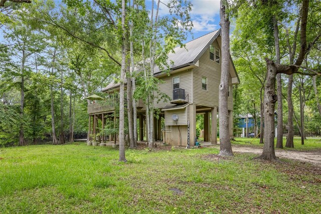 174 SW Meridian Ct, Fort White, FL 32038 - rear view of property featuring a metal roof, a yard, and a wooden deck