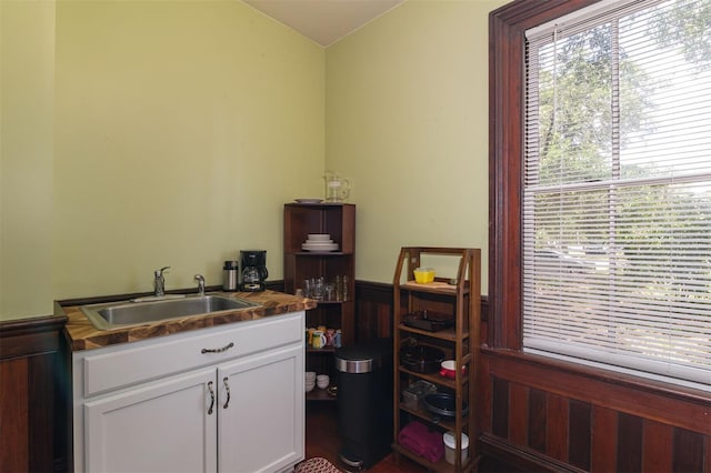 708 E University Ave, Gainesville, FL 32601 - office space featuring a sink and wainscoting