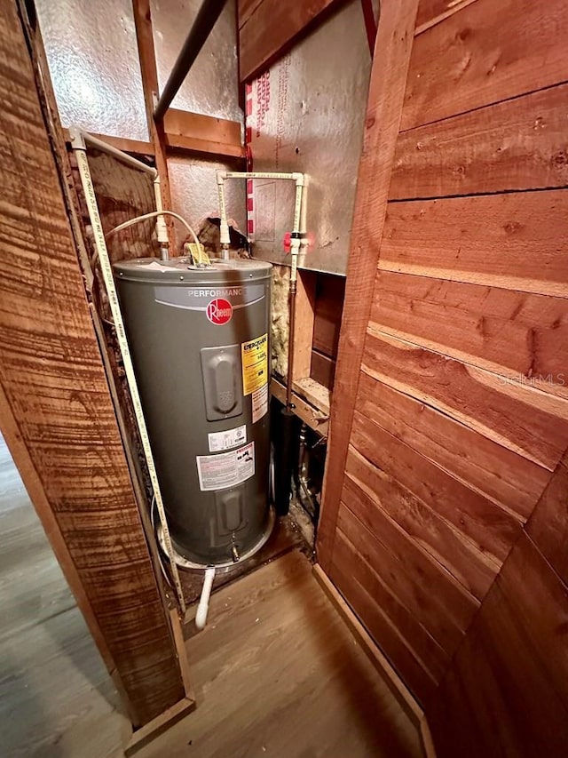 9947 SW 37th St, Lake Butler, FL 32054 - utilities featuring water heater