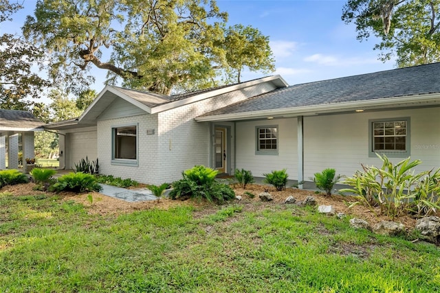 900 NW Snug Harbor Rd, Crystal River, FL 34428 - ranch-style house with brick siding and a front yard