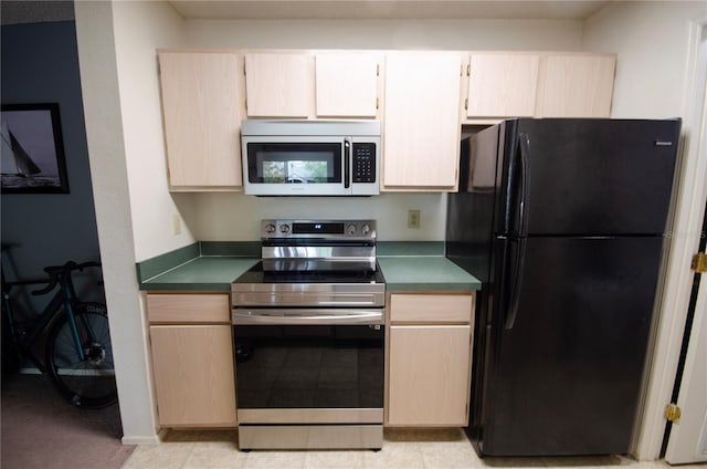 3705 SW 27th St Unit 223, Gainesville, FL 32608 - kitchen featuring stainless steel appliances and dark countertops