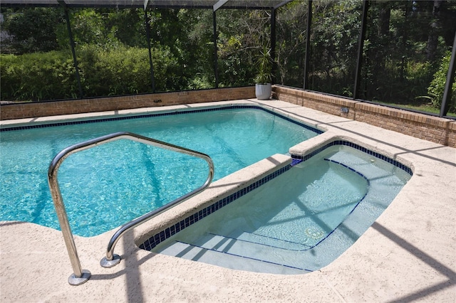 2010 NW 32nd Ter, Gainesville, FL 32605 - view of swimming pool featuring a pool with connected hot tub and glass enclosure