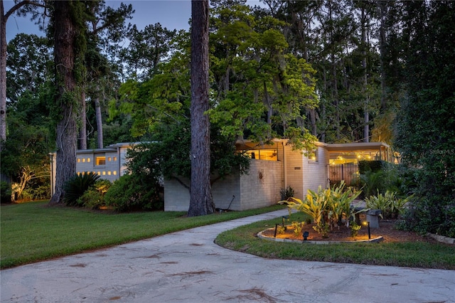 2010 NW 32nd Ter, Gainesville, FL 32605 - mid-century home featuring a front lawn