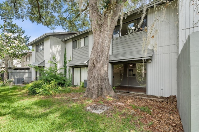 4325 NW 41st Pl Unit 6, Gainesville, FL 32606 - back of property featuring a lawn