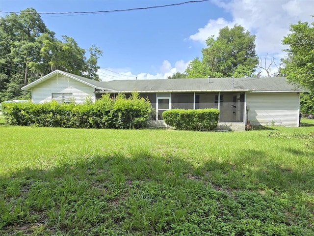 18248 High Springs Main St, High Springs, FL 32643 - single story home featuring a front yard and a sunroom