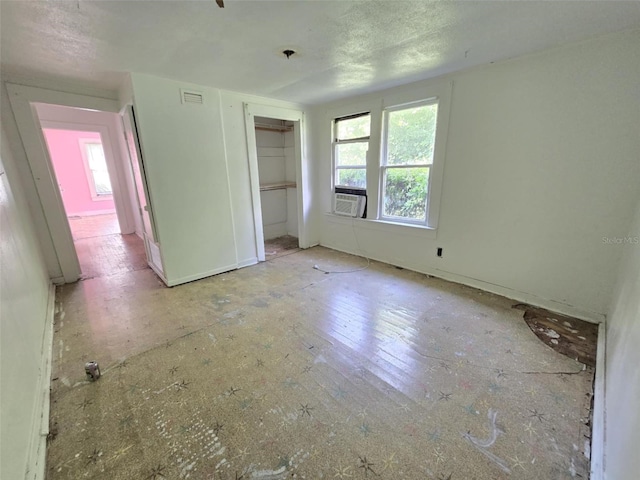 18248 High Springs Main St, High Springs, FL 32643 - unfurnished bedroom featuring multiple windows, cooling unit, and a closet