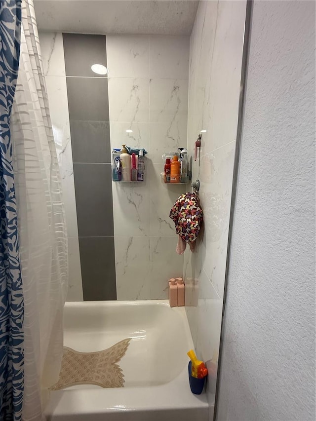 1510 SE 14th Ave, Gainesville, FL 32641 - bathroom featuring a shower with shower curtain