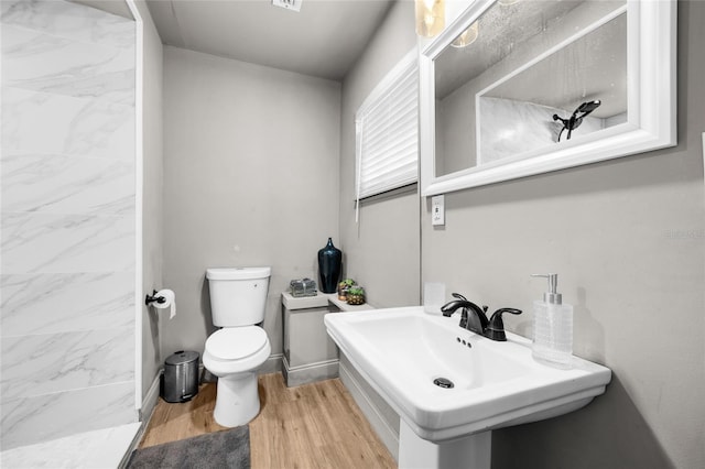4923 SW Ichetucknee Ave, Fort White, FL 32038 - bathroom with wood finished floors and a shower