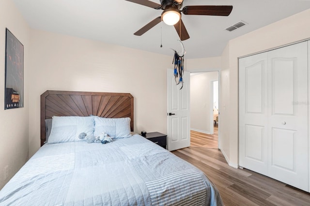 3292 NE 42nd Pl, Ocala, FL 34479 - bedroom with wood finished floors, ceiling fan, and a closet