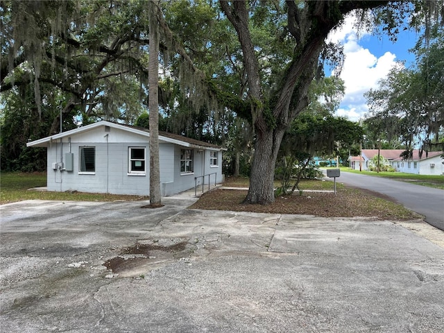654 NE 2nd St, Crystal River, FL 34429 - single story home with asphalt driveway