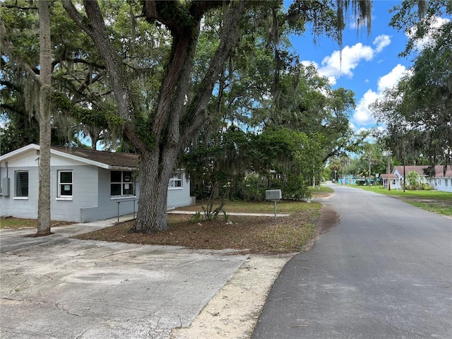 654 NE 2nd St, Crystal River, FL 34429 - view of front facade featuring driveway