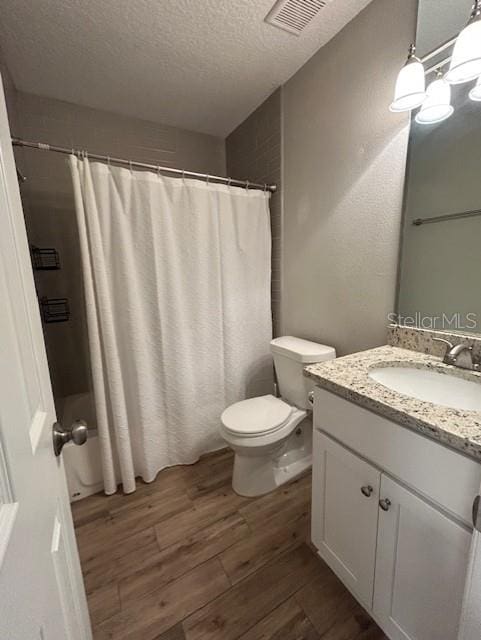 3372 Penny Ln, Middleburg, FL 32068 - bathroom featuring a textured ceiling, wood finished floors, vanity, and curtained shower