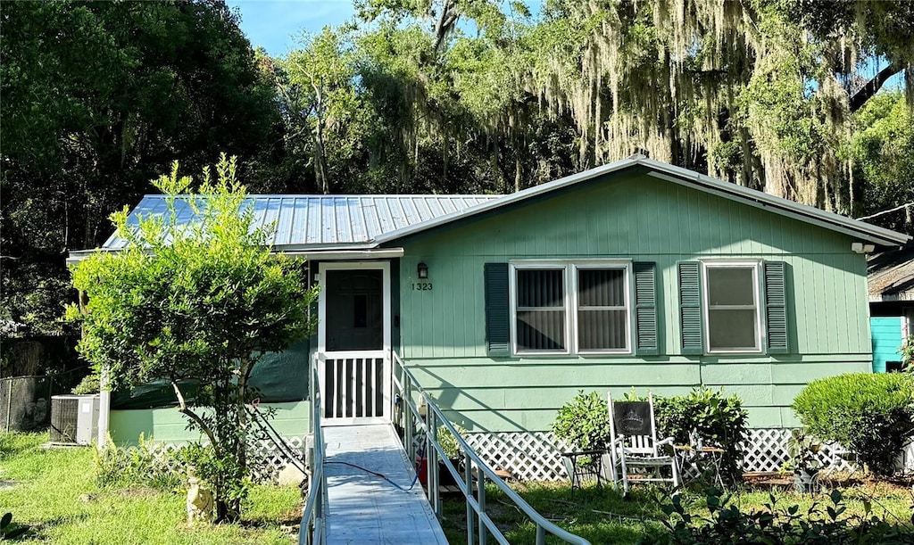 1323 SE 1st Ave, Gainesville, FL 32641 - view of front facade with a metal roof