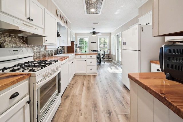 145 SE 904th Ave, Suwannee, FL 32692 - kitchen featuring white appliances, butcher block countertops, under cabinet range hood, a ceiling fan, and light wood-style flooring