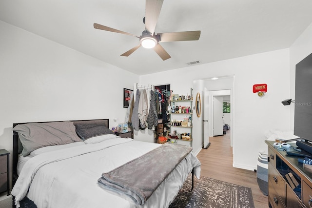 900 SW 62nd Blvd Unit I56, Gainesville, FL 32607 - bedroom featuring light wood-style flooring, a ceiling fan, and a spacious closet