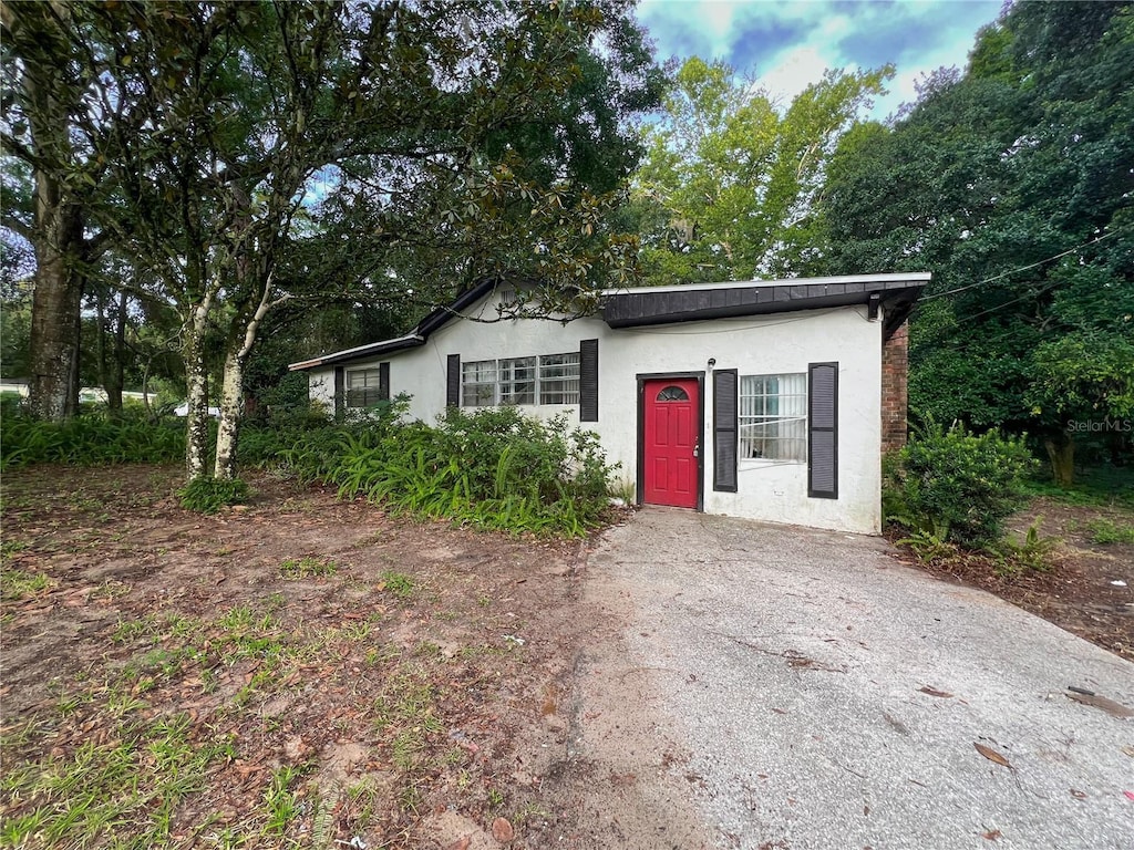 1402 SE 27th St, Gainesville, FL 32641 - view of front facade featuring stucco siding and driveway