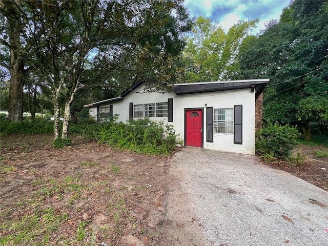 1402 SE 27th St, Gainesville, FL 32641 - view of front facade featuring stucco siding and driveway