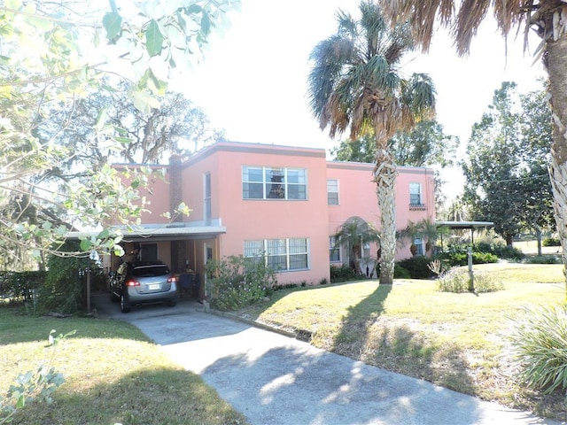 view of front of home featuring a front yard and a carport