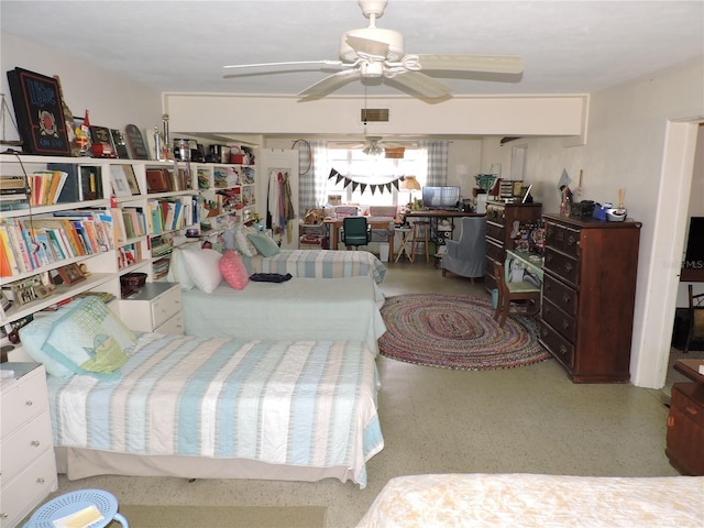 bedroom with ceiling fan