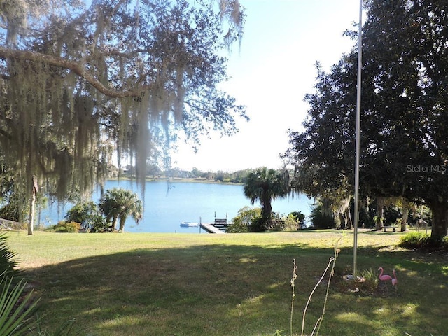 view of yard featuring a water view