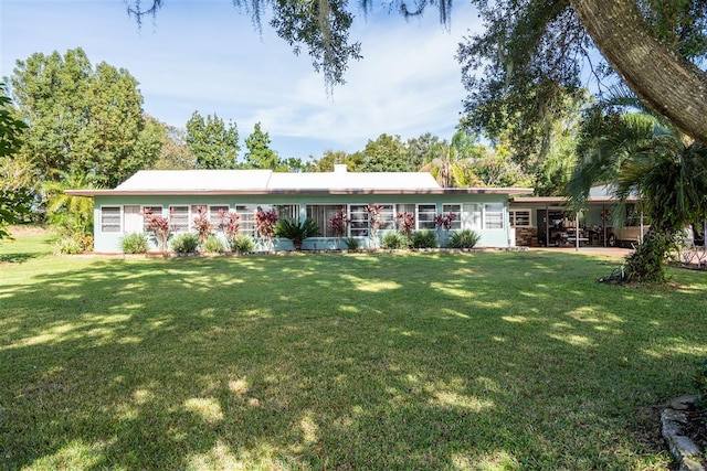 view of front of property featuring a front lawn