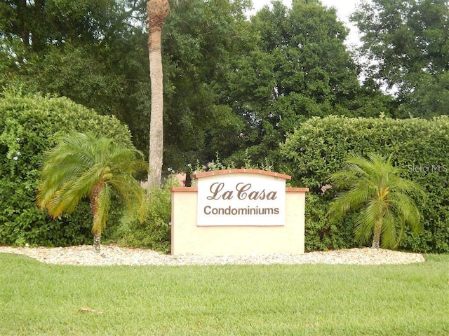 community / neighborhood sign with a yard