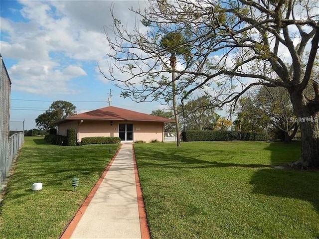 view of front facade with a front yard