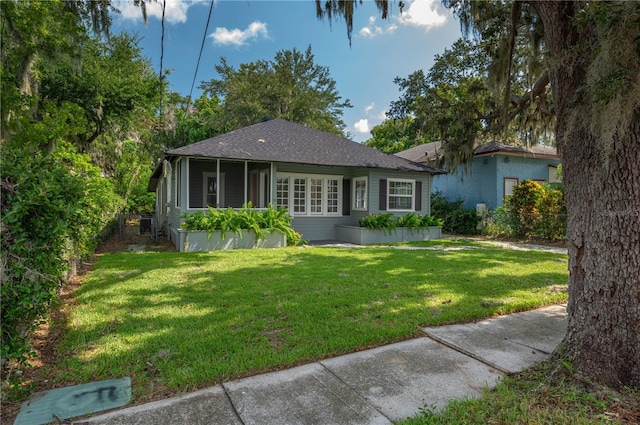 ranch-style house featuring a front yard