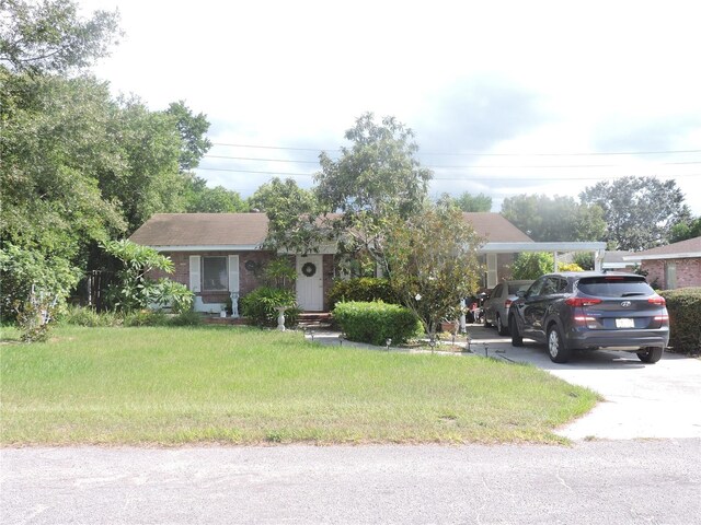 view of front of home with a carport and a front yard