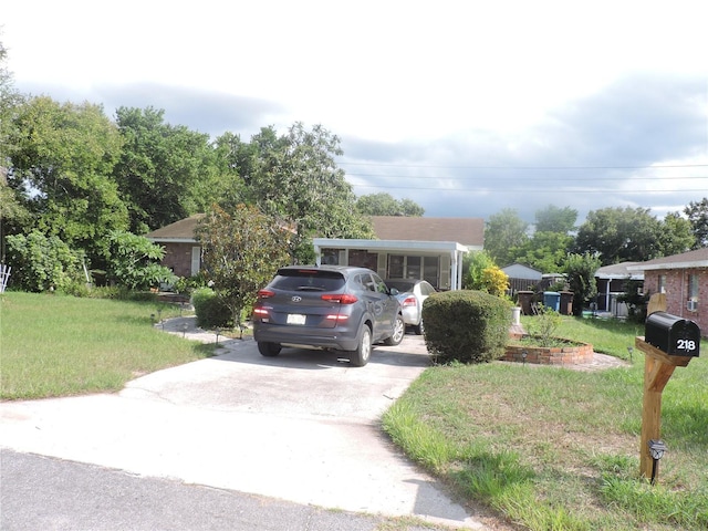 view of front facade featuring a front yard