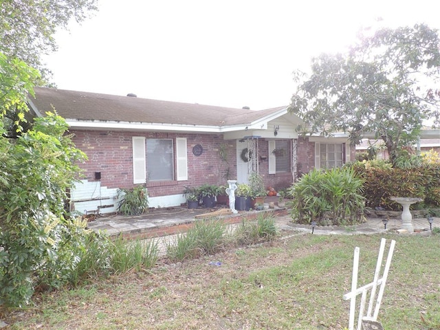 ranch-style home with a front lawn