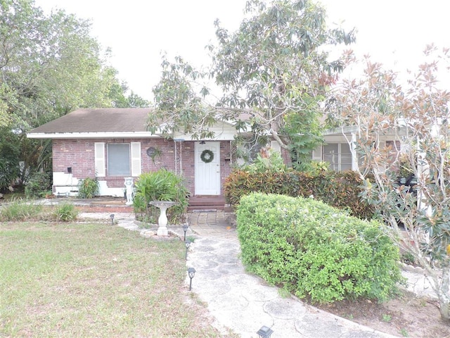 ranch-style house featuring a front lawn