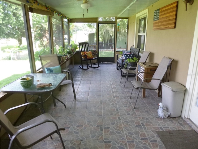 sunroom with ceiling fan