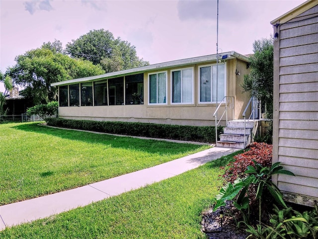 view of front facade featuring a front yard