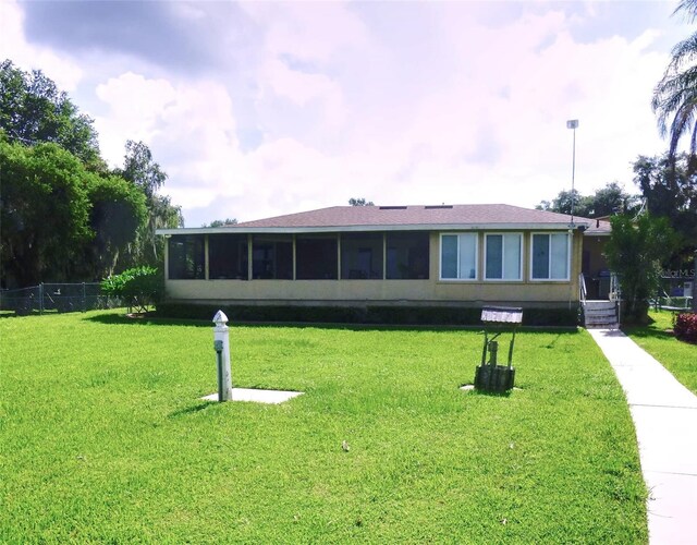 view of front facade with a front yard