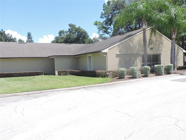 view of front of house featuring a front lawn