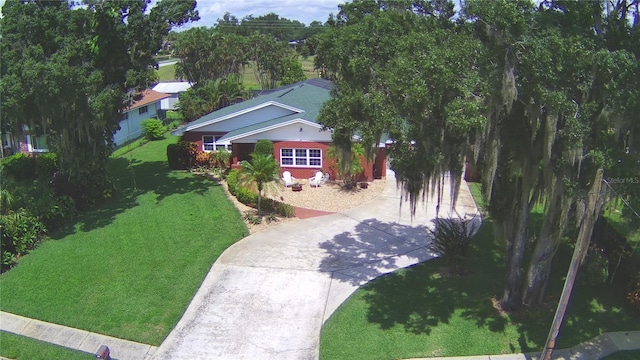 view of front of property featuring a front lawn