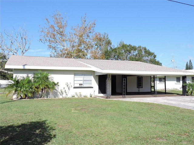 ranch-style home featuring a front lawn and a carport