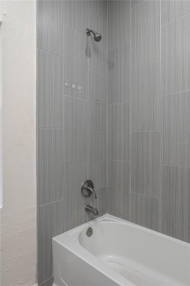 bathroom with tub / shower combination